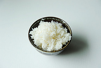 【芝士焗海鲜饭】,熟米饭可用刚煮好的凉到不烫的米饭，也可用隔夜米饭；