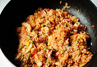 【芝士焗海鲜饭】,加入米饭，迅速炒匀，炒散后关火；