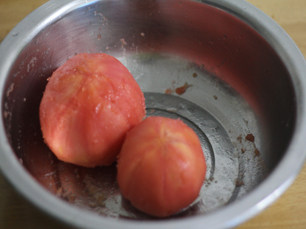 调制一份味道不一般的腌料——番茄蒜香烤鸡,番茄去皮，用热水烫一下就会很好去皮。