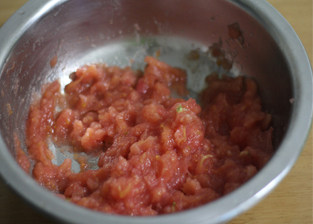 调制一份味道不一般的腌料——番茄蒜香烤鸡,洗干净手别客气，使劲把番茄捏碎，最好不要用切的，因为切的时候会流失大量番茄汁。