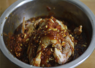 调制一份味道不一般的腌料——番茄蒜香烤鸡,三黄鸡放腌料里腌制，注意往鸡肚子里塞满腌料，冷藏腌制24小时。