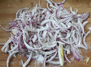 无敌米饭杀手——台式卤肉饭 ,放少许淀粉把洋葱丝分开伴匀。