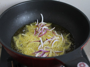 无敌米饭杀手——台式卤肉饭 ,锅内放油，烧热后放入洋葱丝。