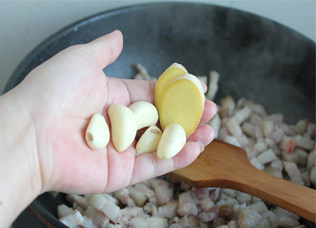 无敌米饭杀手——台式卤肉饭 ,锅中放少许油，放入五花肉和姜、蒜一起翻炒。