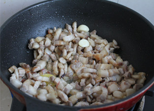 无敌米饭杀手——台式卤肉饭 ,翻炒至五花肉吐油表面成黄色即可。