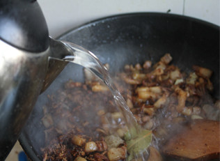 无敌米饭杀手——台式卤肉饭 ,放入老抽，生抽，冰糖，胡椒粉，料酒和莫过肉3厘米左右的开水。