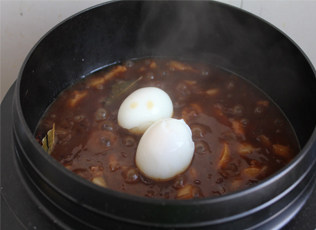无敌米饭杀手——台式卤肉饭 ,转入高压锅或者砂锅，我用的铸铁锅，放入鸡蛋一同卤制。