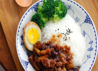 无敌米饭杀手——台式卤肉饭 ,吃的时候可以烫一些青菜搭配！