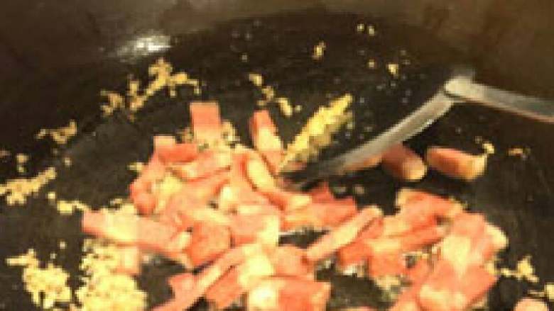素香红薯芋头饭,炒锅里加热三大汤匙食油。加入姜蓉以中火爆香后便放入香素三层肉片继续翻炒一分钟才加入红薯及芋头再翻炒一至二分钟。