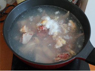 海陆一家亲——蛤蜊炖鸡 ,鸡肉斩块，冷水下锅焯水。