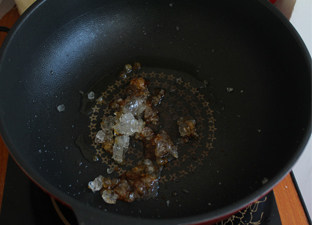 海陆一家亲——蛤蜊炖鸡 ,锅内放油，放入冰糖，炒糖色