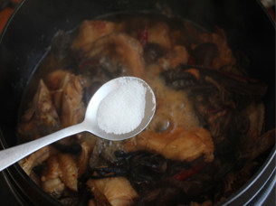 海陆一家亲——蛤蜊炖鸡 ,炖20分钟左右，放入适量盐，然后炖至汤汁差不多收干。