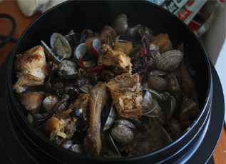 海陆一家亲——蛤蜊炖鸡 ,在把蛤蜊和鸡肉炒匀即可！