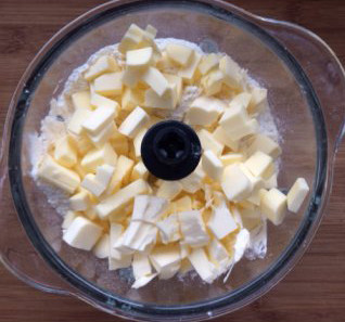 香醇浓郁——“乳酪塔,将塔皮材料中的黄油冷藏后切成小块，与配方中除鸡蛋外的其它材料一起放入料理机