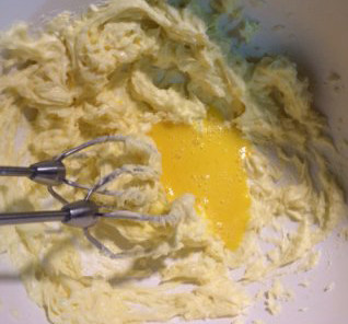 香醇浓郁——“乳酪塔,加入蛋液搅拌均匀