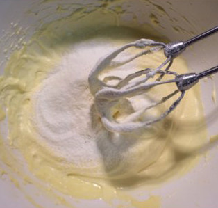 香醇浓郁——“乳酪塔,加入淡奶油搅拌均匀