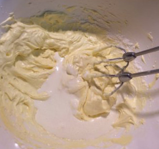 香醇浓郁——“乳酪塔,加入香草牛奶搅拌至细腻顺滑的奶酪糊，冷藏1小时后使用