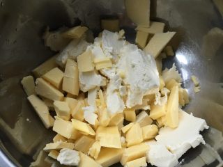 奶酪饼干,黄油，奶油奶酪，室温软化打蛋器打至发白，且蓬松