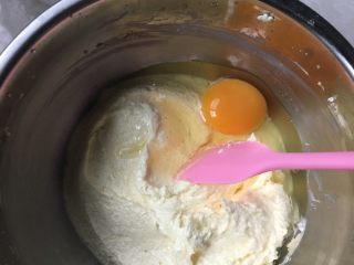 奶酪饼干,加入一个鸡蛋用切拌法切拌，不要用打蛋器打咯