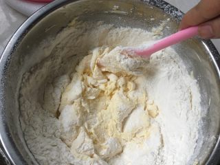 奶酪饼干,将低筋面粉，奶粉，吉士粉过筛，