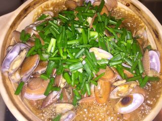 酒蒸蛤蜊,黄油充分溶化后，加入适量鱼生豉油和葱花，拌匀加盖煮2-3分钟。