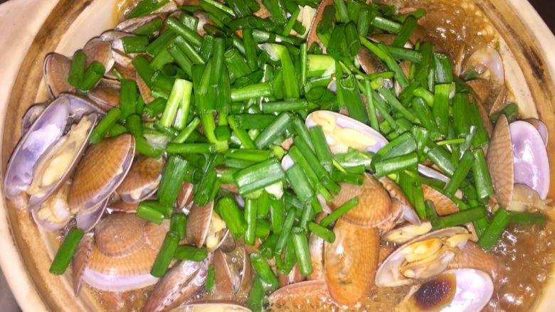 酒蒸蛤蜊,黄油充分溶化后，加入适量鱼生豉油和葱花，拌匀加盖煮2-3分钟。