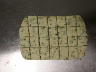 香葱苏打饼干,用滚刀切割成若干正方形小块