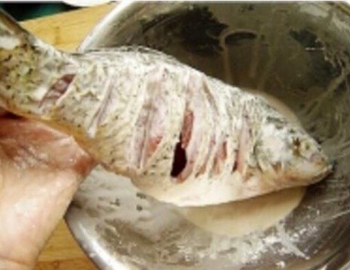 正宗-糖醋鱼 ,干淀粉加入适量水调成淀粉 涂抹于鱼表面