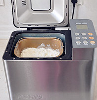 将面粉烤香了再做面包-熟粉核桃面包 ,将高筋面粉放入面包机，开启烘烤功能键烘烤，不要盖盖子，有利于蒸发面粉内的水份。