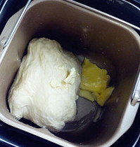 将面粉烤香了再做面包-熟粉核桃面包 ,原料a.放入面包机揉成光滑面团后加入b.黄油继续揉面。