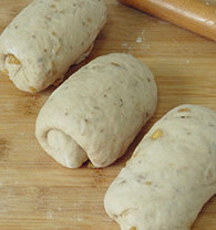 将面粉烤香了再做面包-熟粉核桃面包 ,然后将面团分成3个小面团，分别擀薄后卷起后再醒十分钟。