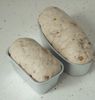将面粉烤香了再做面包-熟粉核桃面包 ,合适的温度（40度）中让面包坯做二次发酵，面卷涨至原来的两倍大