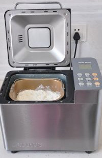 多汁熟粉南瓜面包 ,将高筋面粉放入面包机，开启烘烤功能键烘烤，不要盖盖子，有利于蒸发面粉内的水份。