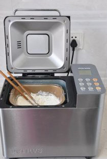 多汁熟粉南瓜面包 ,烤面的中途要多次的用筷子搅拌面粉，以防面粉因水份过大而凝结成块状小疙瘩。