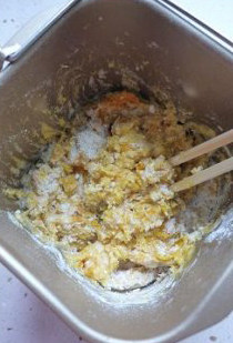 多汁熟粉南瓜面包 ,将黄油除外的所有原料放入面包机，并用筷子搅拌均匀。