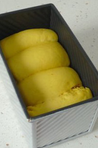 多汁熟粉南瓜面包 ,合适的温度（40度）中让面包坯做二次发酵，面卷涨至原来的两倍大。