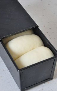 清新甜品橄榄油厚多士,室温让面包坯做二次发酵，至发满模具后盖上盖子，放入烤箱，170度，25分钟烤焙成土司。