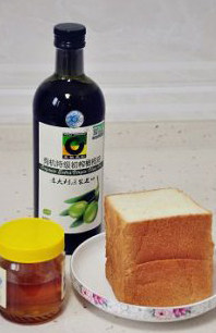 清新甜品橄榄油厚多士,烤好的土司晾凉，从中间切开一分为二，取一半用。