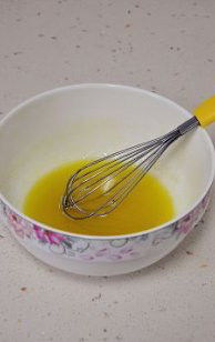 清新甜品橄榄油厚多士,将橄榄油、蜂蜜、滴醋，倒入大碗中，用打蛋器搅打均匀，让其充分融合成粘稠状。
