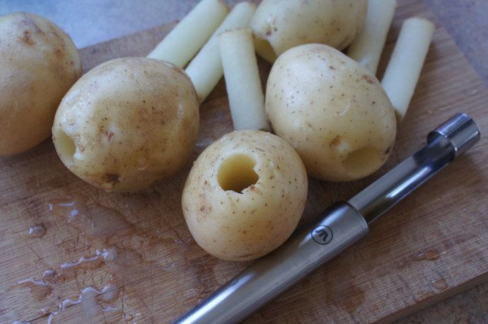土豆控不可错过的烧烤暴力吃法--土豆炸弹 ,土豆洗净，擦干表皮水分。用苹果去芯器从土豆中间竖向插入，抽出土豆芯。