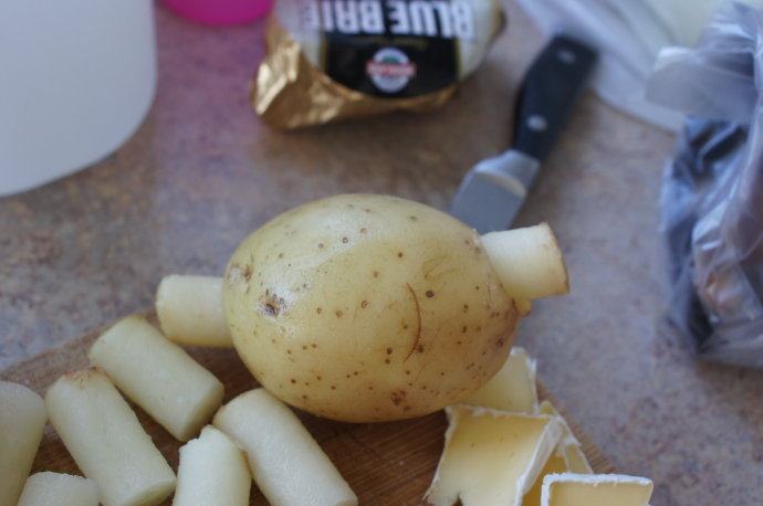土豆控不可错过的烧烤暴力吃法--土豆炸弹 ,两头用土豆芯塞上，压紧。