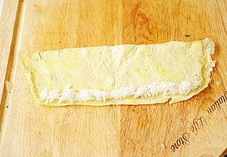 创意无限的花样寿司【小花寿司】,晾凉的蛋皮放入少许白米饭；