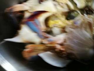 泰式咖喱蟹,将蟹改刀切块。（照片拍糊了😂）