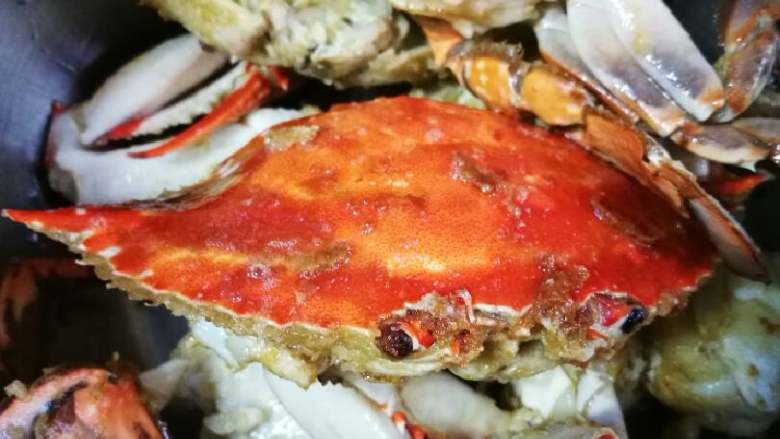 泰式咖喱蟹,翻炒到蟹壳变红出锅待用。
