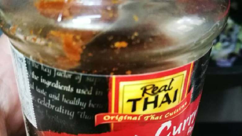 泰式咖喱蟹,加入一勺半泰国红咖喱酱，炒散。