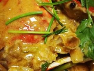 泰式咖喱蟹,装盘撒香菜叶点缀。开始享用吧，美味的泰式咖喱虾。😍😍😍