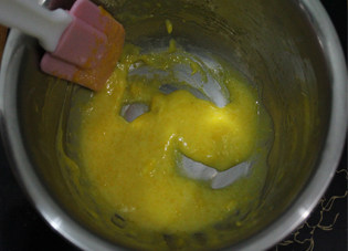 浓情佳节——浓情巧克力慕斯 ,一直搅拌到蛋黄呈浓稠状，
