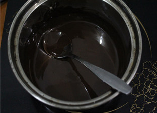 浓情佳节——浓情巧克力慕斯 ,黑巧克力切成小块，隔水加热溶化成液态
