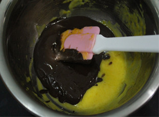 浓情佳节——浓情巧克力慕斯 ,将融化的巧克力倒入刚做好的蛋黄糊里。