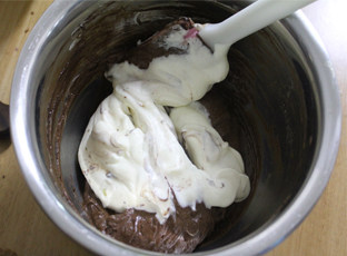 浓情佳节——浓情巧克力慕斯 ,把打好的淡奶油放入巧克力糊里搅拌均匀，慕斯糊就做好了。
